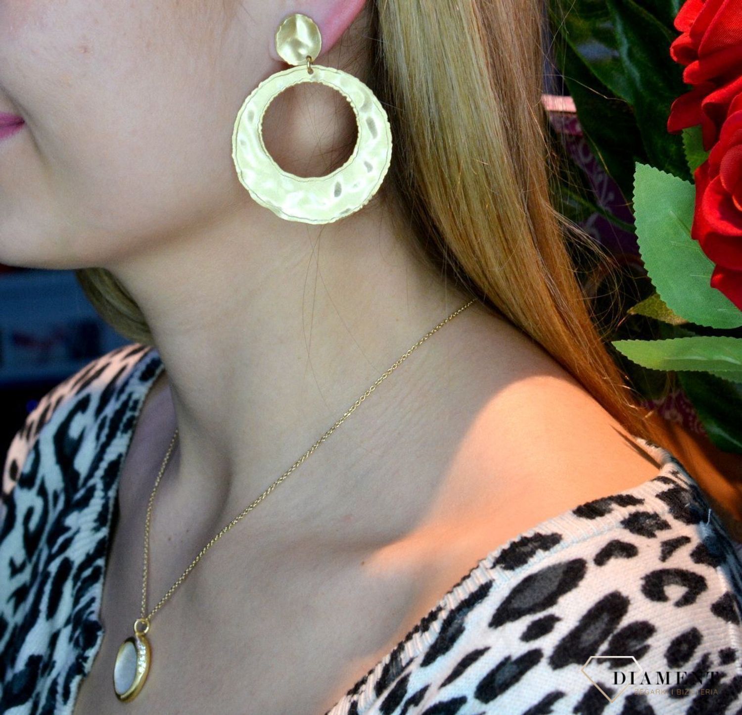 Kolczyki srebrne okrągłe gniecione blaszki pozłacane OR AQ H4180229. Srebrne kolczyki okrągłe w pozłoceniu żółtego złota to ponadczasowa biżuteria 💎. Biżuteria idealna na prezent 💎. Modne kolczyki blaszki gniecione są.jpg